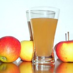 330px-Apple_juice_with_3apples-JD